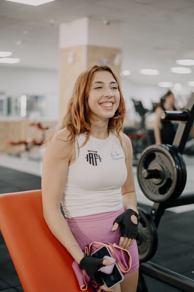 titans gym ragazza che si riposa felice